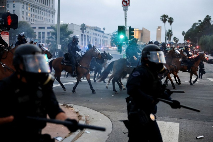 Los Angeles meydan muharebesi: Protestocular polisle çatıştı - Resim: 3