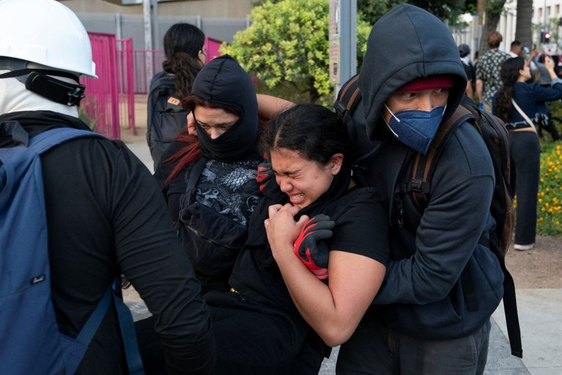 Los Angeles meydan muharebesi: Protestocular polisle çatıştı - Resim: 14