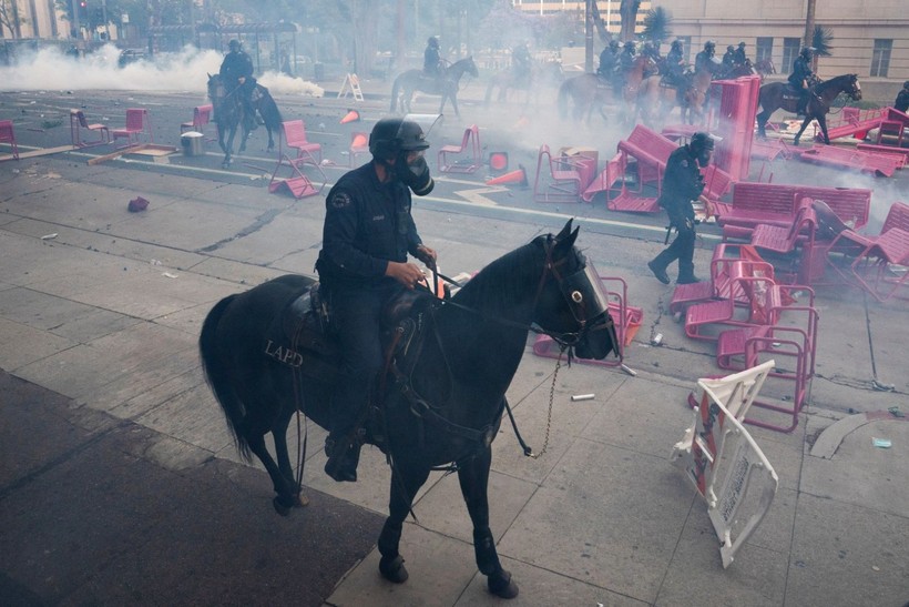 Los Angeles meydan muharebesi: Protestocular polisle çatıştı - Resim: 17