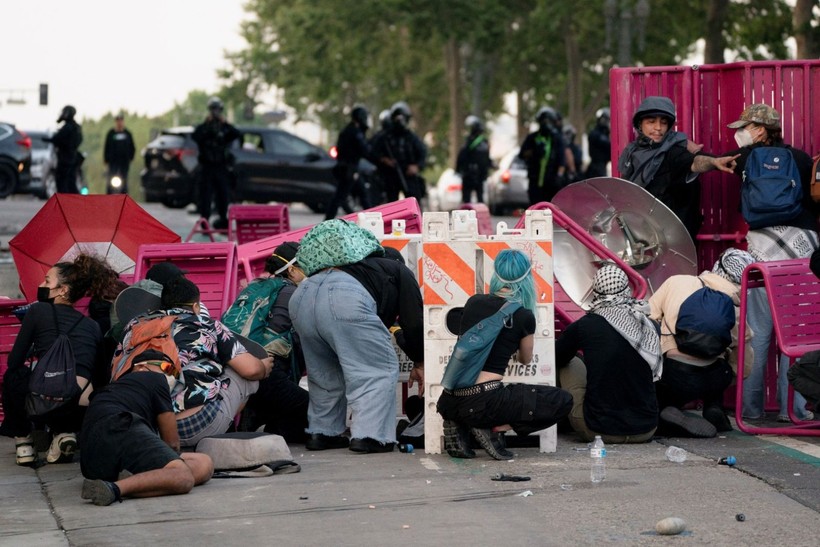 Los Angeles meydan muharebesi: Protestocular polisle çatıştı - Resim: 19