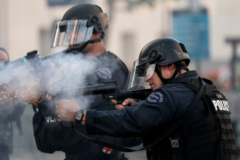 Los Angeles meydan muharebesi: Protestocular polisle çatıştı - Resim: 20