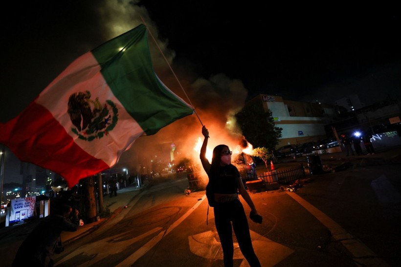 Los Angeles meydan muharebesi: Protestocular polisle çatıştı - Resim: 9