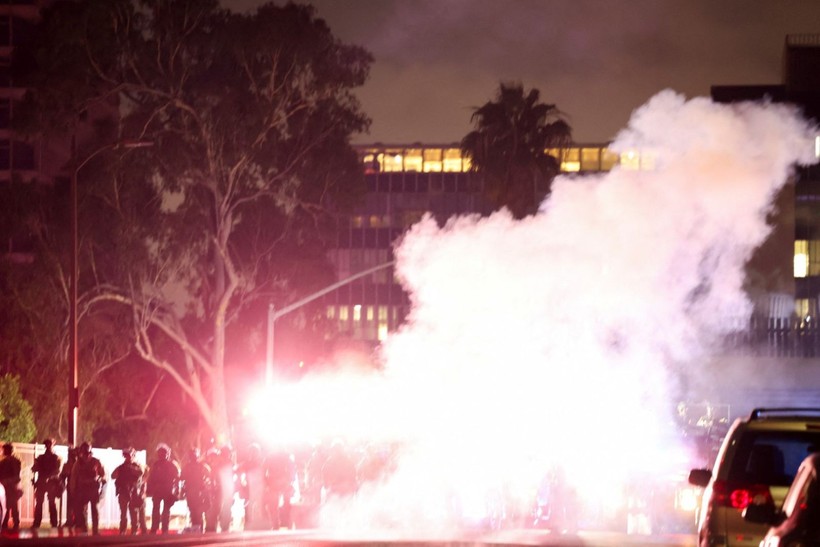 Los Angeles meydan muharebesi: Protestocular polisle çatıştı - Resim: 23