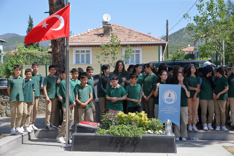 Şehit Aybüke öğretmen, kabri başında anıldı - Resim : 2