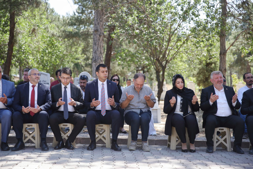 Şehit Aybüke öğretmen, kabri başında anıldı - Resim : 3