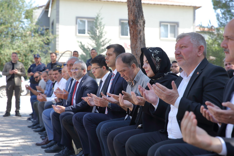 Şehit Aybüke öğretmen, kabri başında anıldı - Resim : 4