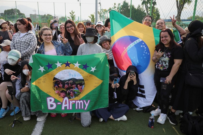 BTS üyeleri terhis oldu, hayranlar gözyaşlarıyla karşıladı - Resim: 8