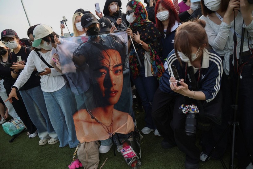 BTS üyeleri terhis oldu, hayranlar gözyaşlarıyla karşıladı - Resim: 9