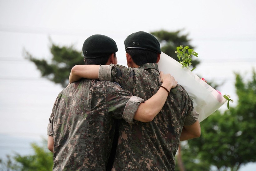 BTS üyeleri terhis oldu, hayranlar gözyaşlarıyla karşıladı - Resim: 3
