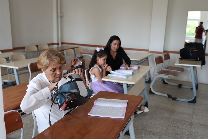 Kübalı gelin, annesi ve kızıyla Türkçe öğrenmeye başladı - Resim : 1