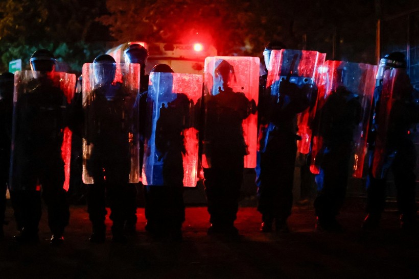 Kuzey İrlanda'da da yangın yeri: Göçmenlerin evleri ateşe verildi, 17 polis yaralandı - Resim : 2