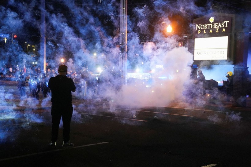 Los Angeles'ta işler kızıştı, yasak geldi: Sokağa abluka - Resim: 11