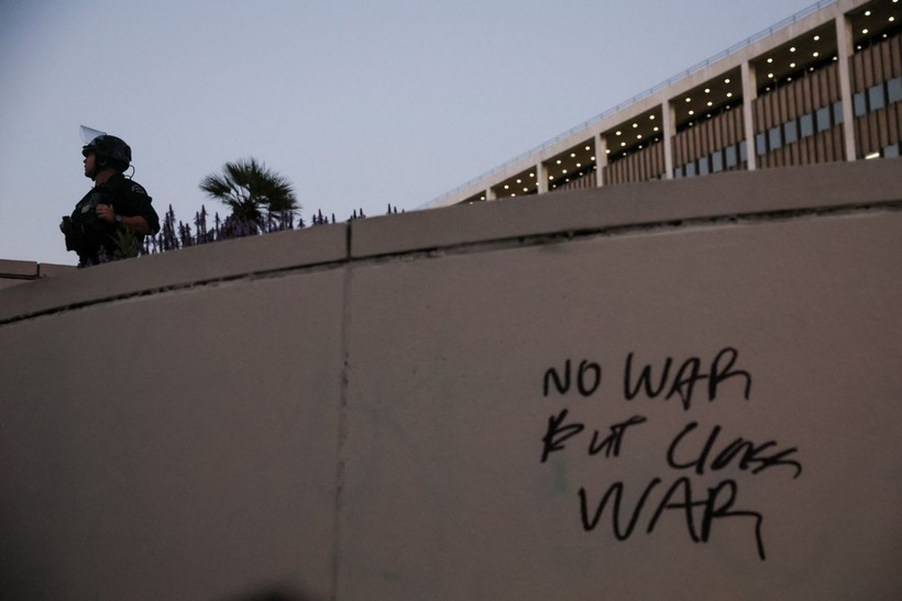 Los Angeles'ta işler kızıştı, yasak geldi: Sokağa abluka - Resim: 13