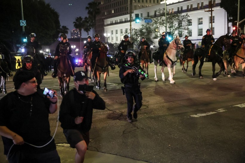Los Angeles'ta işler kızıştı, yasak geldi: Sokağa abluka - Resim: 14