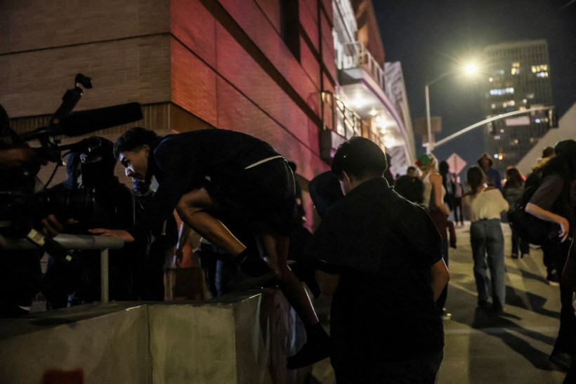 Los Angeles'ta işler kızıştı, yasak geldi: Sokağa abluka - Resim: 18