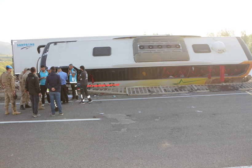 Otobüs yan yattı: Yaralılar var - Resim : 1