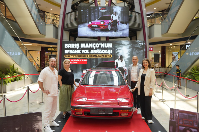 Barış Manço’nun kırmızı spor otomobili ziyaretçileriyle buluştu - Resim : 1