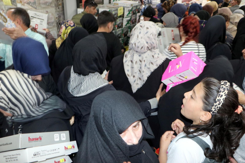 Yüzde 50 izdihamı: Birbirlerini ezdiler - Resim: 1