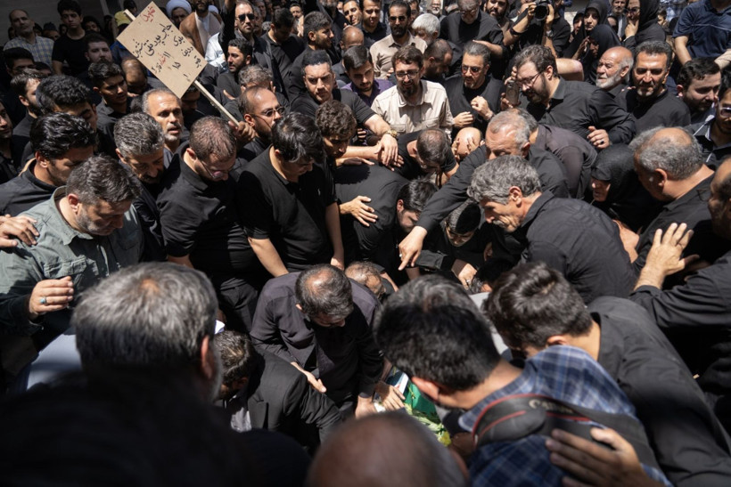 Halka kapalı yas: İran'dan acı kareler - Resim: 15