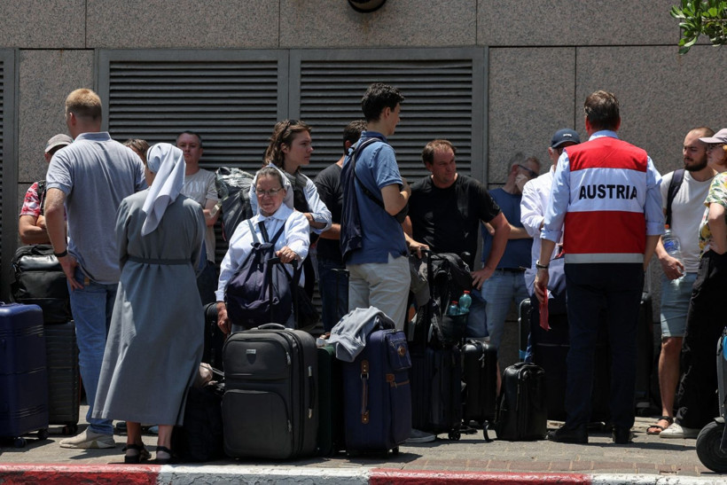 Füzeler yağdı, karaborsa başladı: Binlerce Euro'ya kaçıyorlar - Resim: 10
