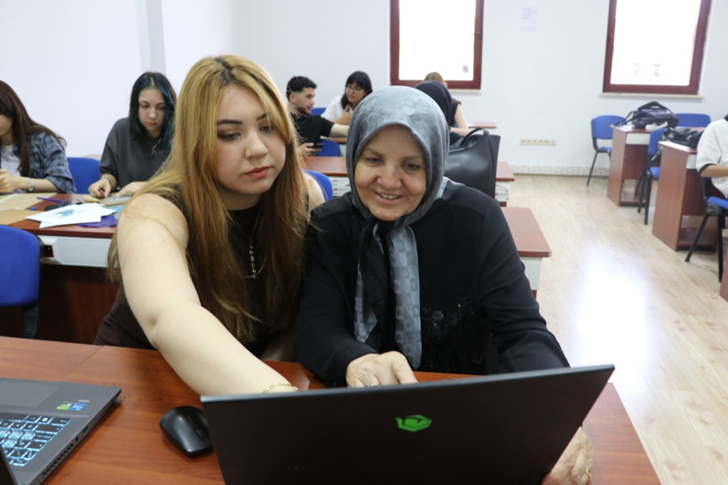 Sınıfın "Selma teyzesi" üniversite mezunu oldu - Resim : 1