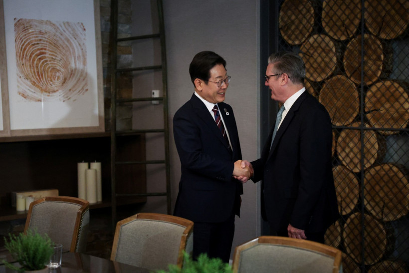 Devlet başkanını tanıyamadı, çevirmeninin elini sıktı - Resim : 1