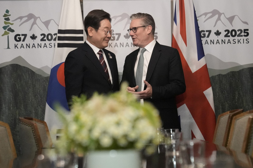 Devlet başkanını tanıyamadı, çevirmeninin elini sıktı - Resim : 2