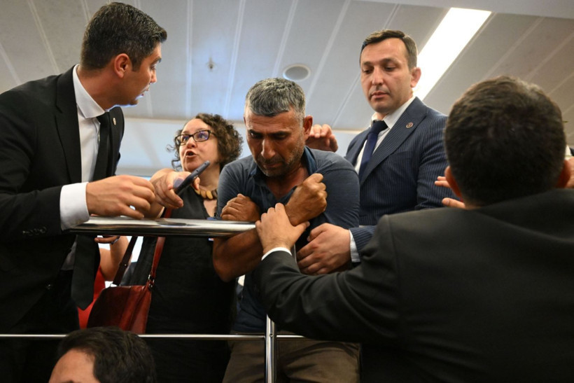 Millete kapı dışarı: Köylüler Meclis'e alınmadı - Resim: 3