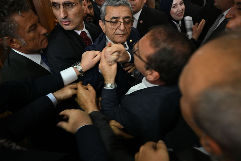 Millete kapı dışarı: Köylüler Meclis'e alınmadı - Resim: 8