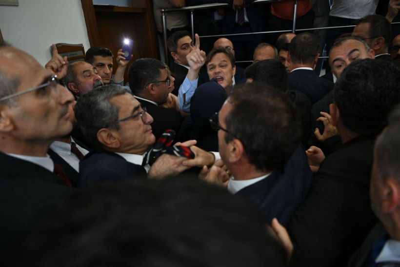 Millete kapı dışarı: Köylüler Meclis'e alınmadı - Resim: 1
