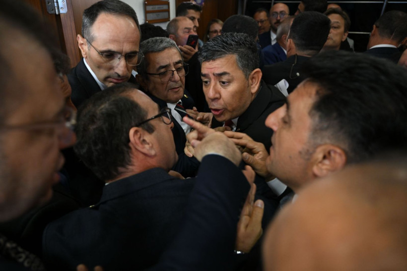 Millete kapı dışarı: Köylüler Meclis'e alınmadı - Resim: 2