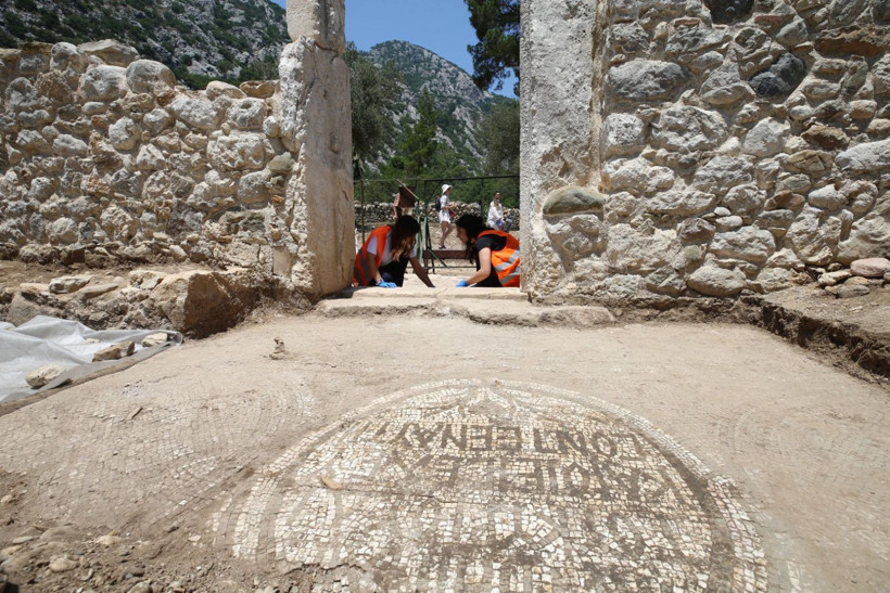 Olympos Antik Kenti'nde tarihe ışık tutan mozaikler bulundu - Resim: 1