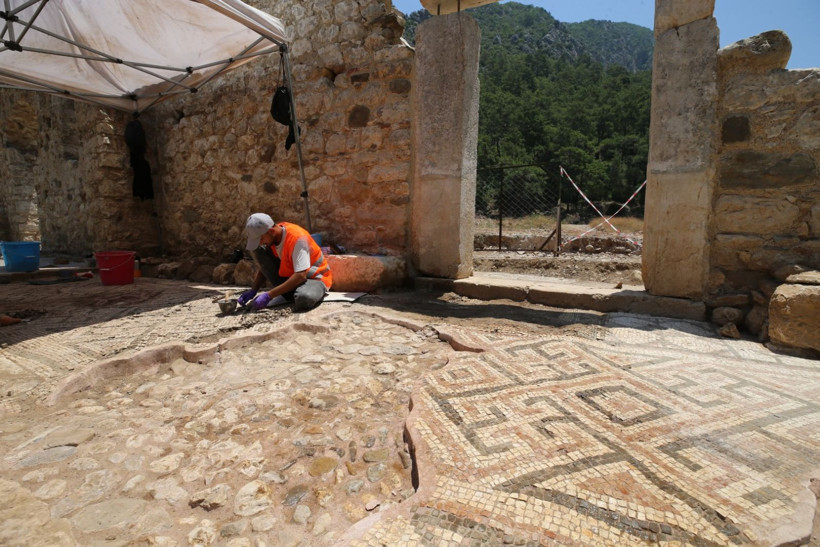 Olympos Antik Kenti'nde tarihe ışık tutan mozaikler bulundu - Resim: 5