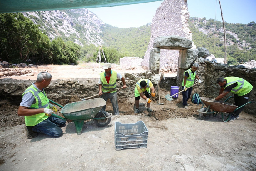 Olympos Antik Kenti'nde tarihe ışık tutan mozaikler bulundu - Resim: 11