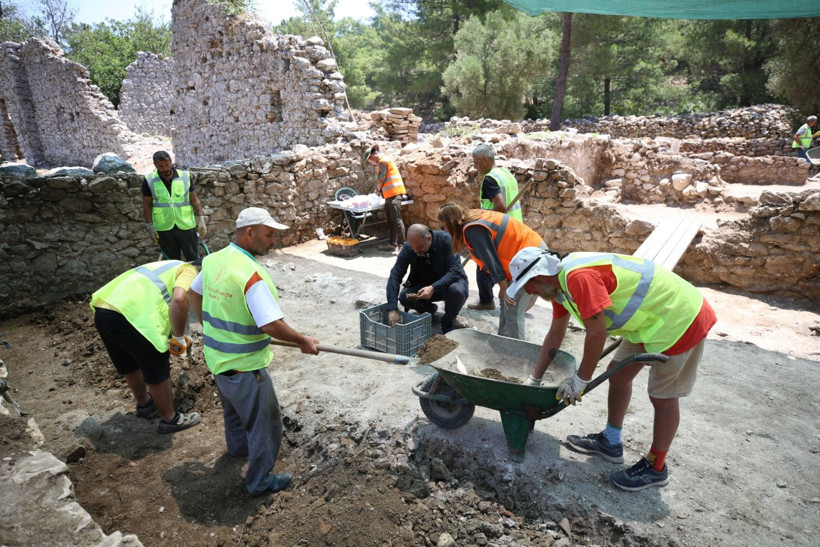Olympos Antik Kenti'nde tarihe ışık tutan mozaikler bulundu - Resim: 14