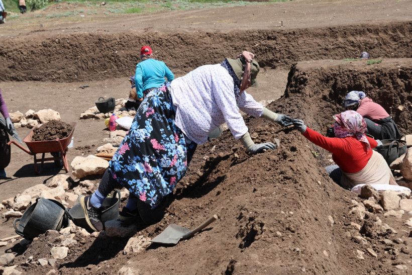 Diyarbakırlı kadınlar, arkeolojik kazılarda buluntu ayıklıyor - Resim : 2