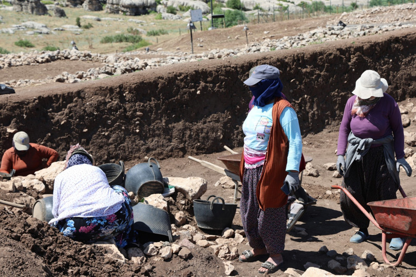 Diyarbakırlı kadınlar, arkeolojik kazılarda buluntu ayıklıyor - Resim : 4