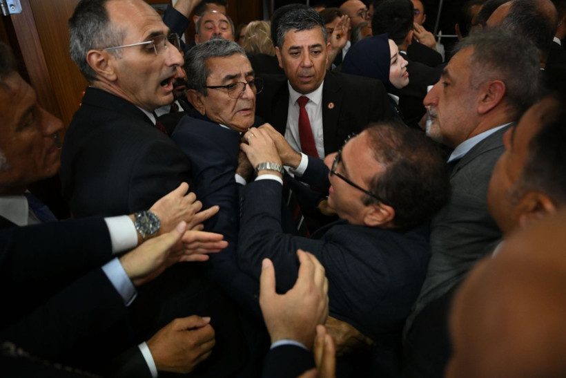 Millete kapı dışarı: Köylüler Meclis'e alınmadı - Resim: 9