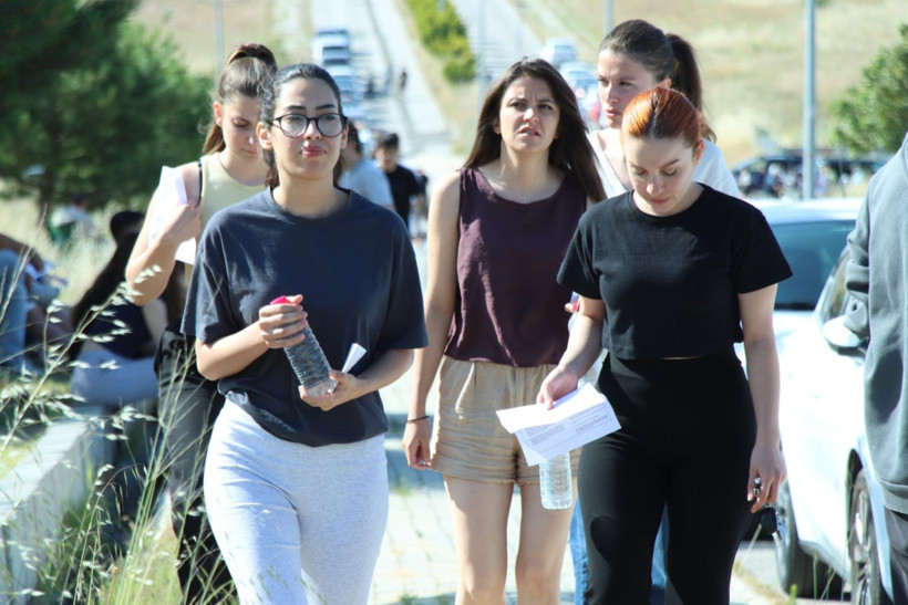 YKS'de ikinci gün heyecanı başladı: Özgür Özel yine yalnız bırakmadı - Resim: 4