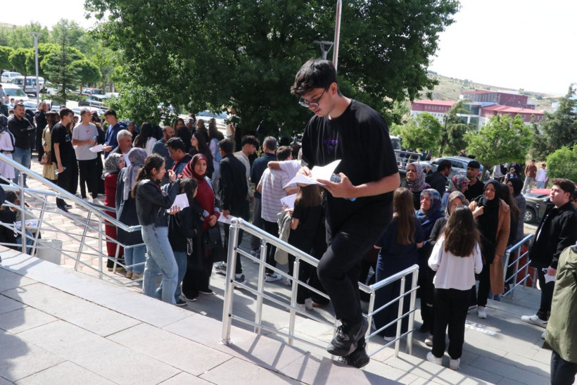 YKS'de ikinci gün heyecanı başladı: Özgür Özel yine yalnız bırakmadı - Resim: 7