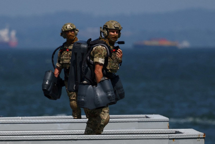 Görenler şaştı: Jet elbisesiyle uçtular - Resim: 1