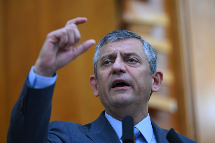 Özel'den yaylım ateşi: Turizm Bakanı'nı sert sözlerle eleştirdi, Erdoğan'a meydan okudu - Resim : 1