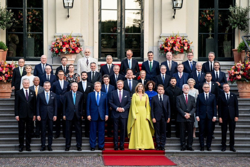 NATO aile fotoğrafının yıldızı oldu, liderler gözlerini alamadı - Resim: 1