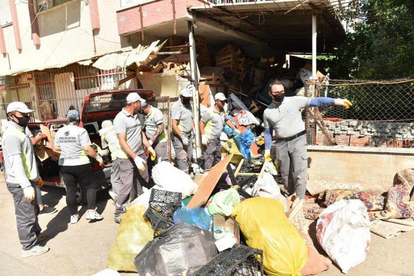 6 katlı binadan bu kez 20 kamyon çöp çıktı - Resim: 1