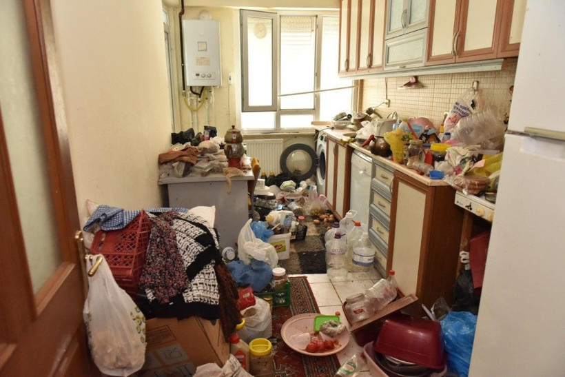 6 katlı binadan bu kez 20 kamyon çöp çıktı - Resim: 6