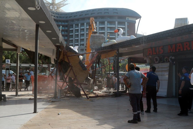 Antalya'da kaçak yapıların yıkımında arbede - Resim: 5