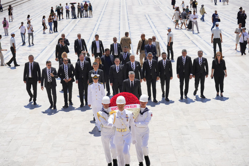 Beşiktaş Başkanı Serdal Adalı’dan Anıtkabir’e ziyaret - Resim : 1