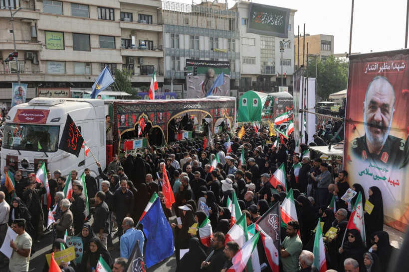 İran'da büyük cenaze töreni: Komutanlar ve bilim insanları son yolculuğuna uğurlandı - Resim: 11