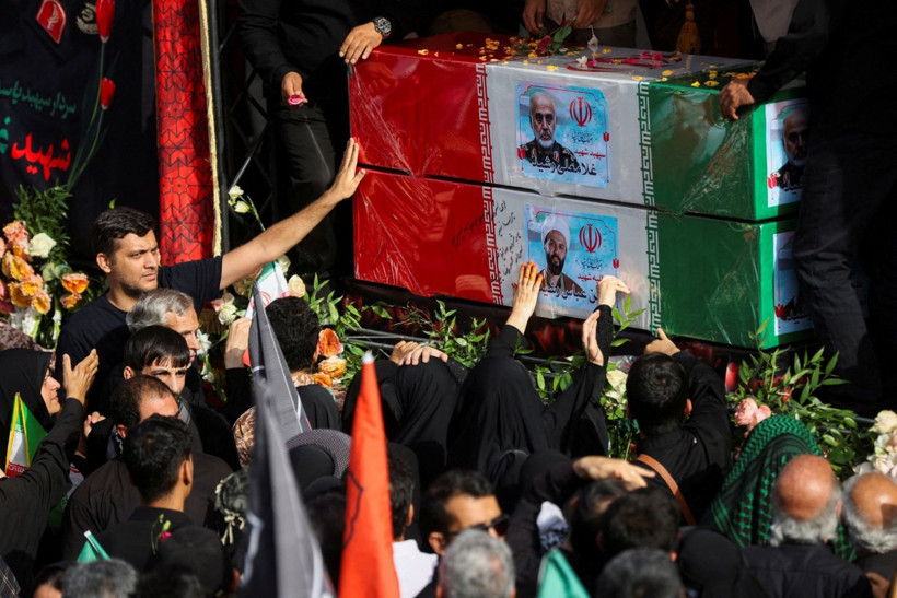 İran'da büyük cenaze töreni: Komutanlar ve bilim insanları son yolculuğuna uğurlandı - Resim: 12