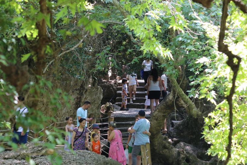 42 derecede tek çare Kurşunlu oldu: Şelaleye yoğun ilgi - Resim : 1